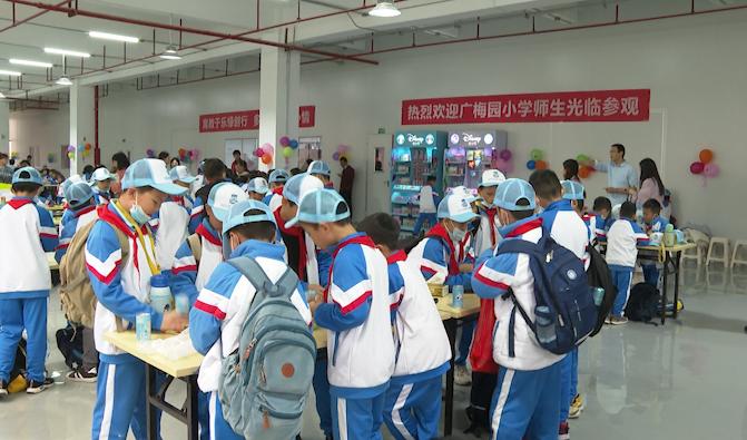 在活动中,同学们兴致勃勃地来到广梅航天育种研发中心,参观航空科技
